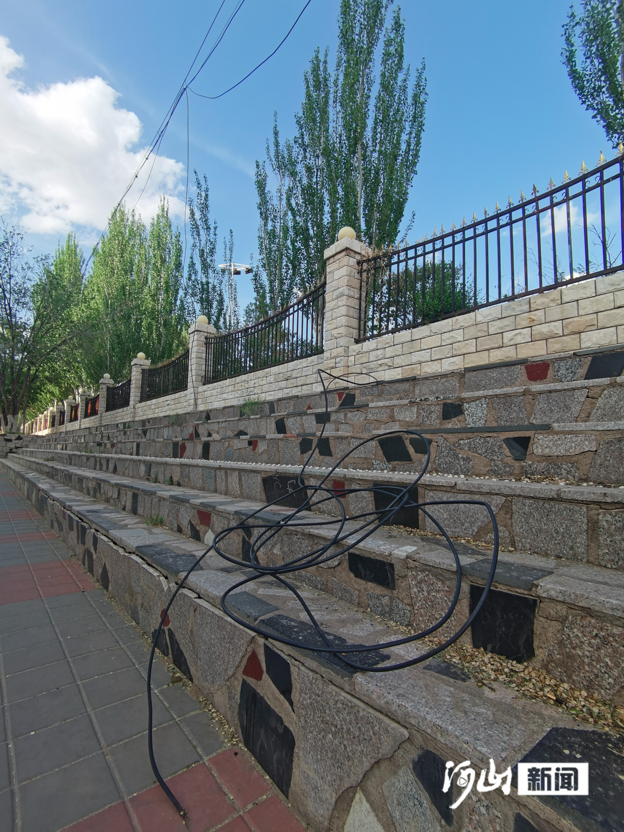 开云APP 开云官网入口新闻110 既不美观又有隐患！空中线缆谁来管？(图1)