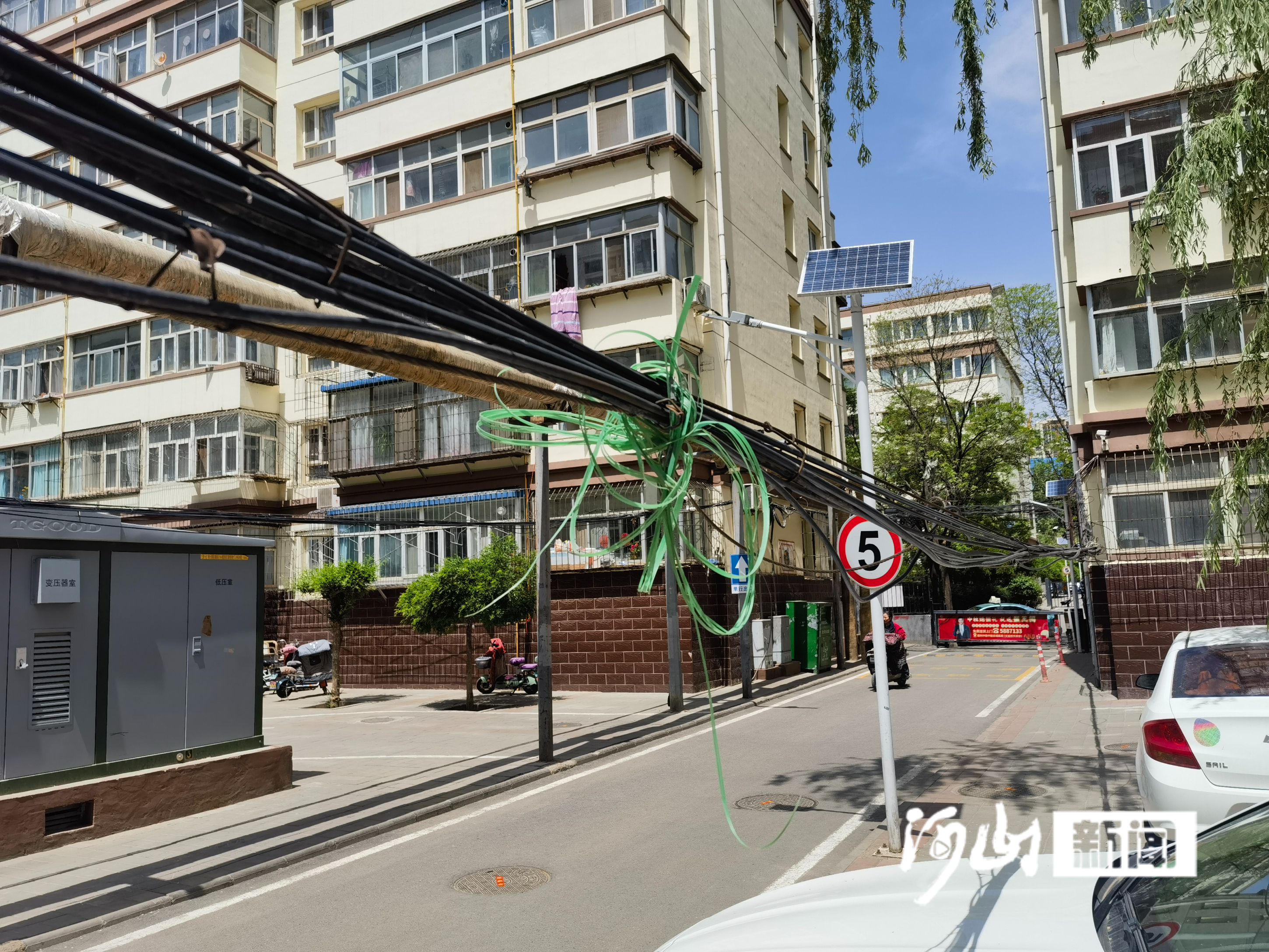 开云APP 开云官网入口新闻110 既不美观又有隐患！空中线缆谁来管？(图2)