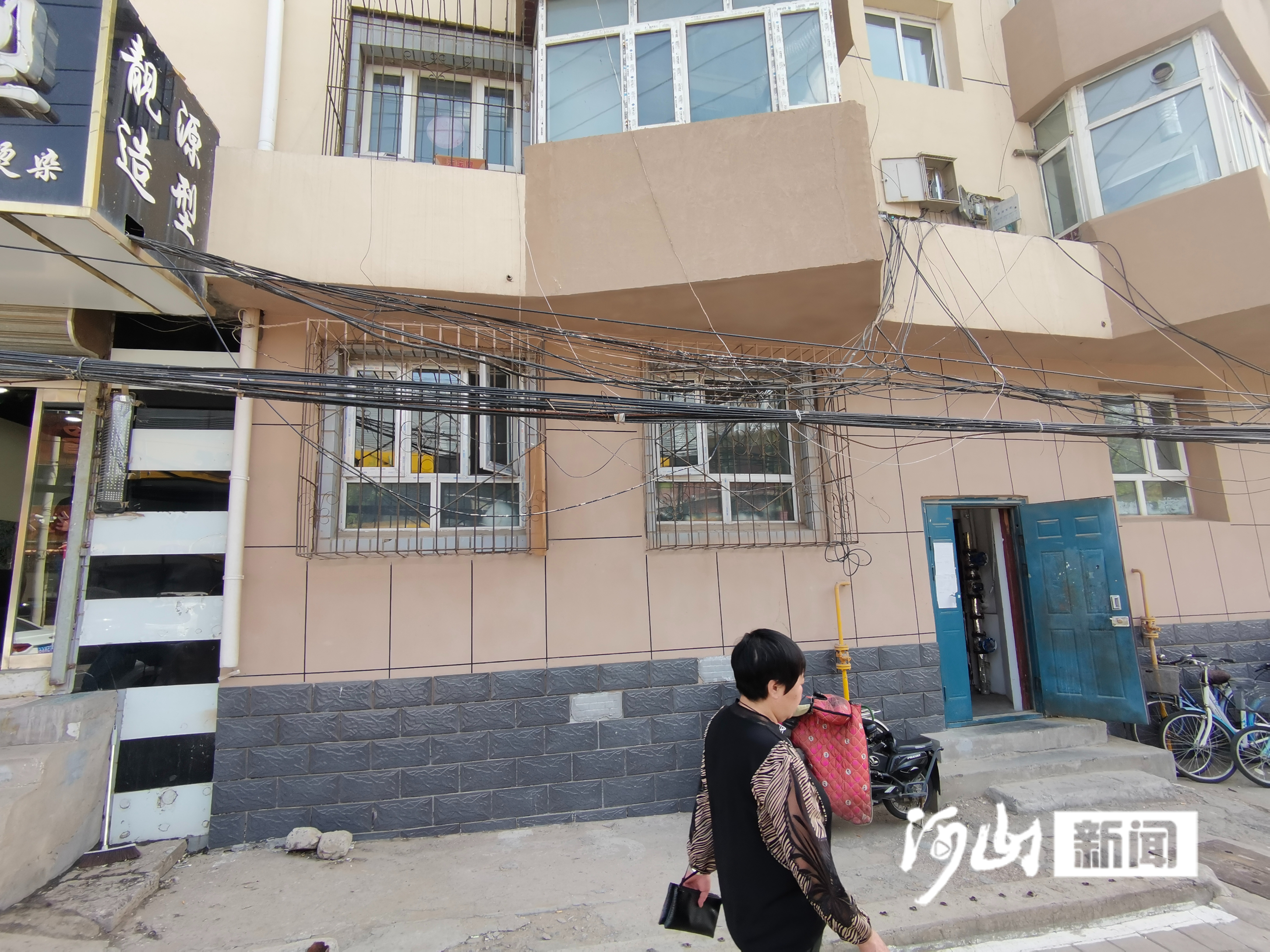 开云APP 开云官网入口新闻110 既不美观又有隐患！空中线缆谁来管？(图5)