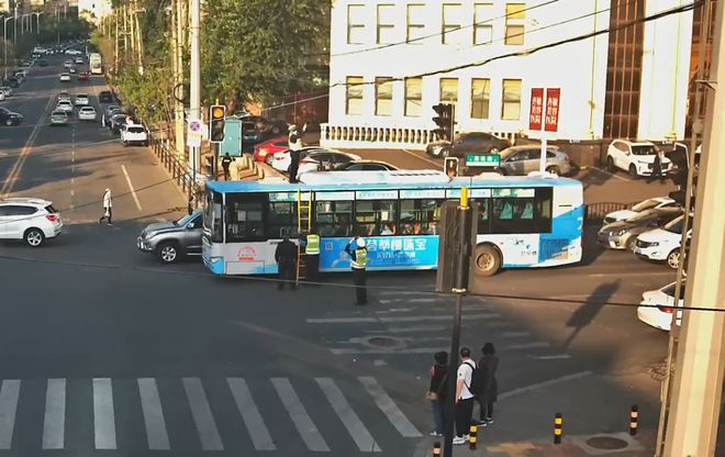 【开云体育 开云平台我为群众办实事】线缆意外脱落 鞍山交警化身“电工”被点赞！(图1)