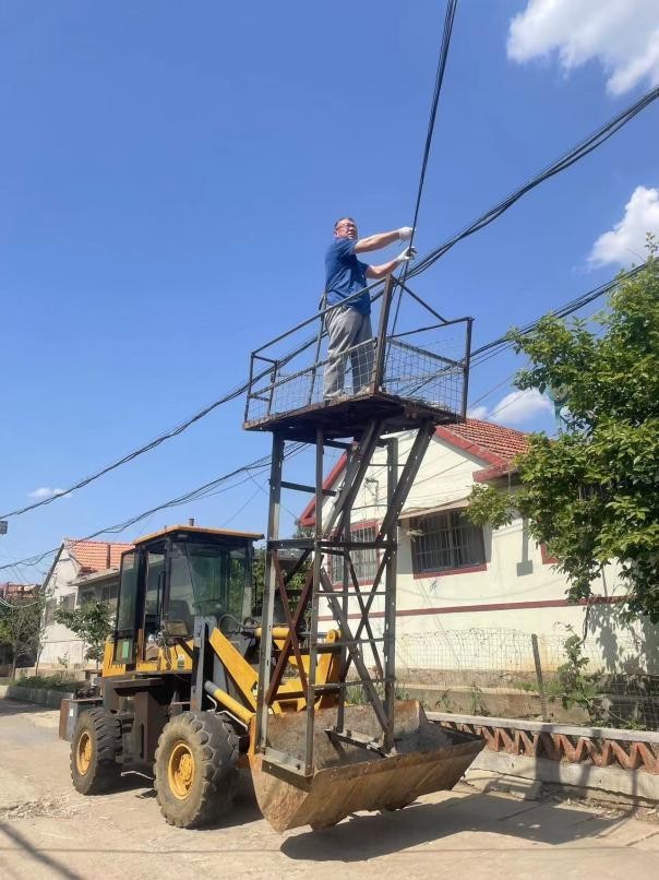 开云APP 开云官网入口青岛莱西市水集街道文化路社区全力攻坚线缆杂乱难题扮靓城市颜值(图1)