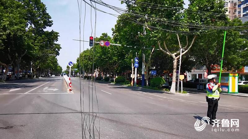 开云体育 开云官网线缆垂落路中央变“拦路虎”！聊城交警40℃高温下托举近两小时(图1)