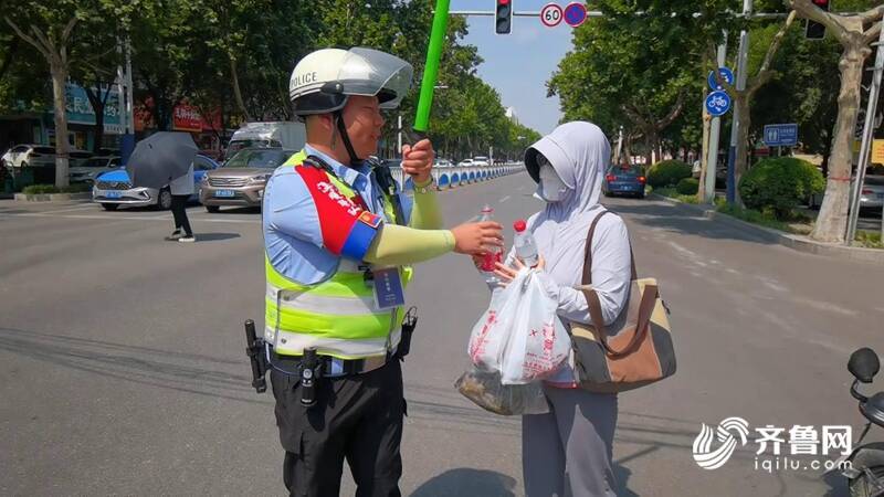 开云体育 开云官网线缆垂落路中央变“拦路虎”！聊城交警40℃高温下托举近两小时(图3)