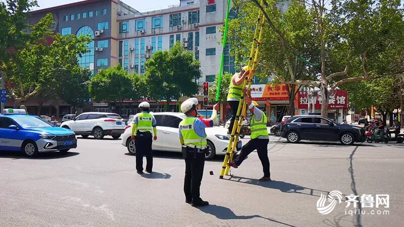 开云体育 开云官网线缆垂落路中央变“拦路虎”！聊城交警40℃高温下托举近两小时(图4)